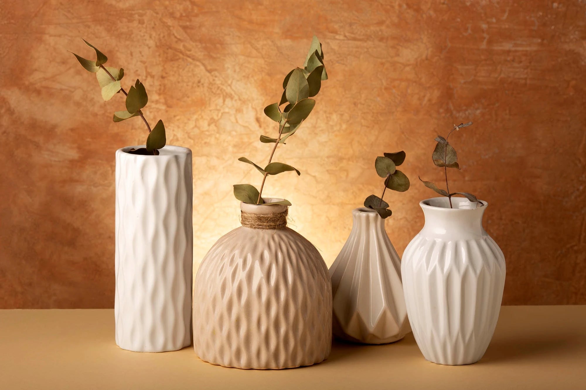 Hanobe Vassoio decorativo a più livelli, in legno, a 2 ripiani, con due vassoi decorativi bianchi rotondi con perline per bagno, cucina, tavolino da caffè, centrotavola, bancone, decorazione