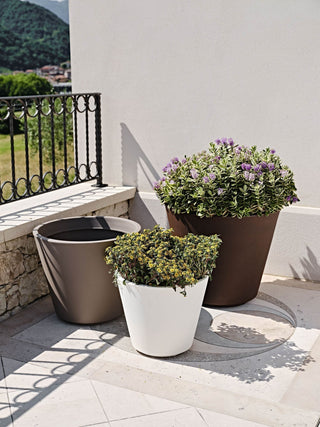 Vasi da giardino: come scegliere quelli giusti per arredare terrazzi e spazi outdoor