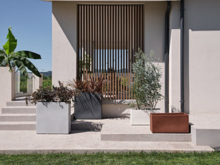 Fioriere da esterno: 5 idee per trasformare balconi, terrazzi e giardini in estate