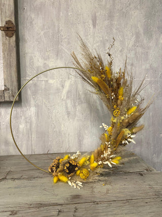 Cerchio di Fiori Secchi con Piedistallo Gialla
